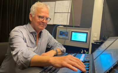 I over 50 år har lyst op på teatret – og han elsker det